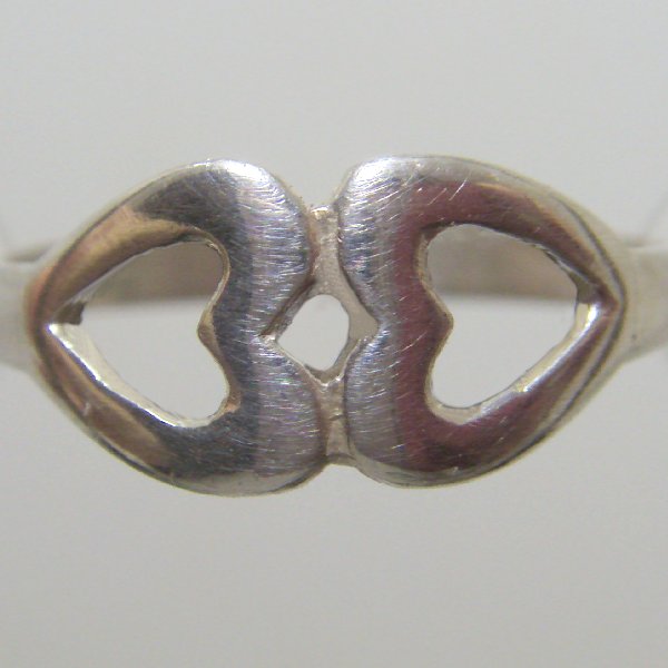 (r1254)Silver ring motif double heart.